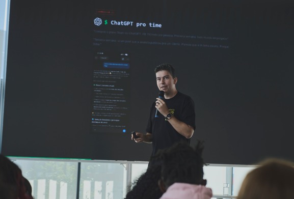 Renan no palco falando sobre IA